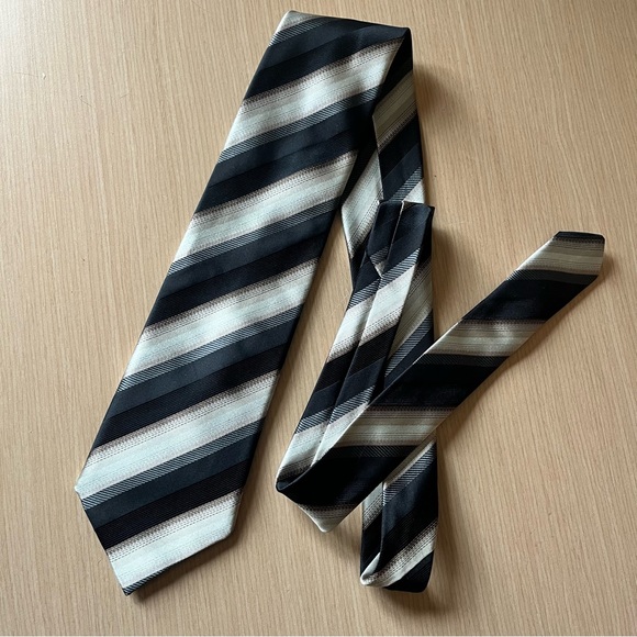 💕2/$30 💕Gianfranco Valentino Striped 100% Silk Tie - Picture 1 of 7